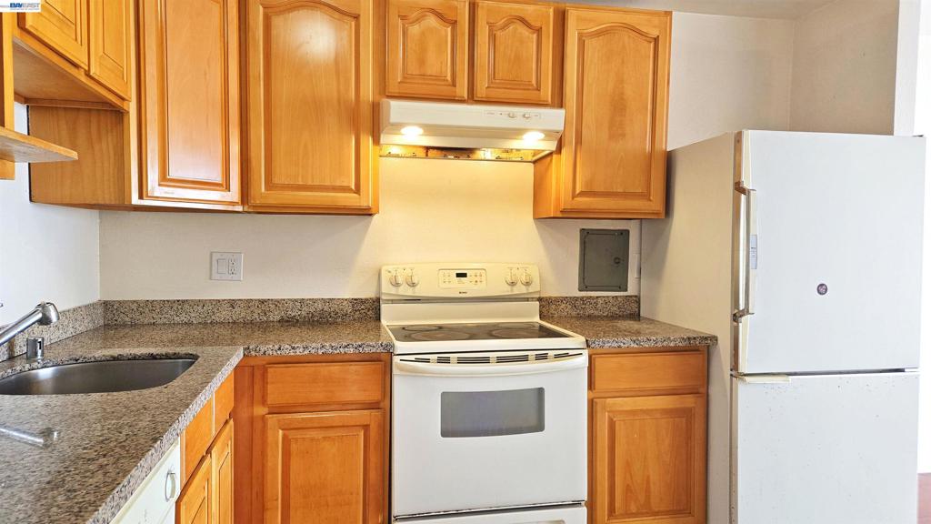 555 Pierce St 937 Property Photo 6