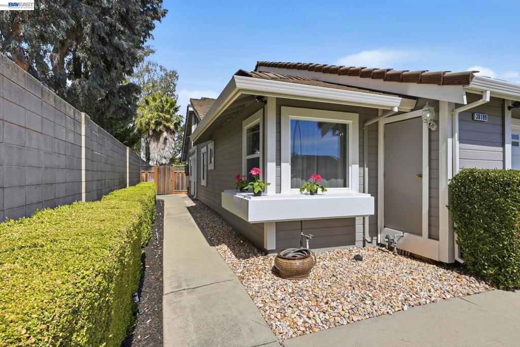 38109 Iris Court Property Photo 5