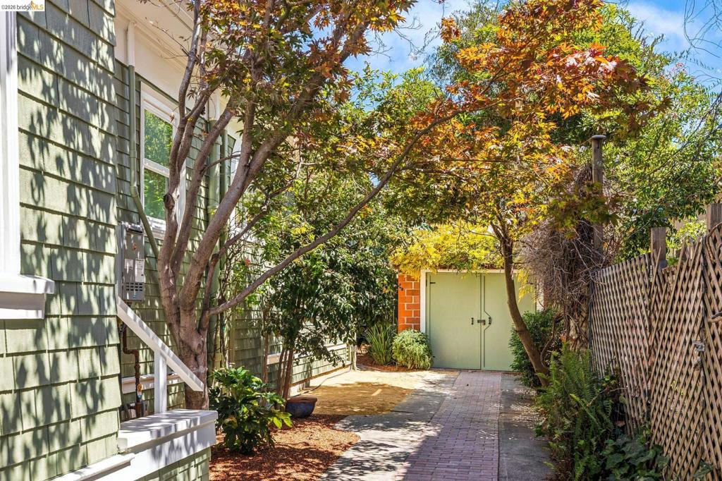 2435 Valley Street Property Photo 8