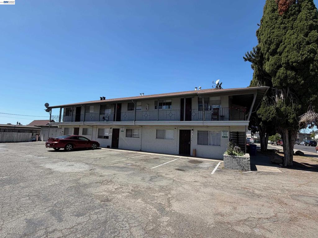 318 Dumont Ave Property Photo 1