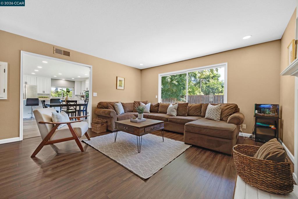 8569 Wicklow Ln Property Photo 7