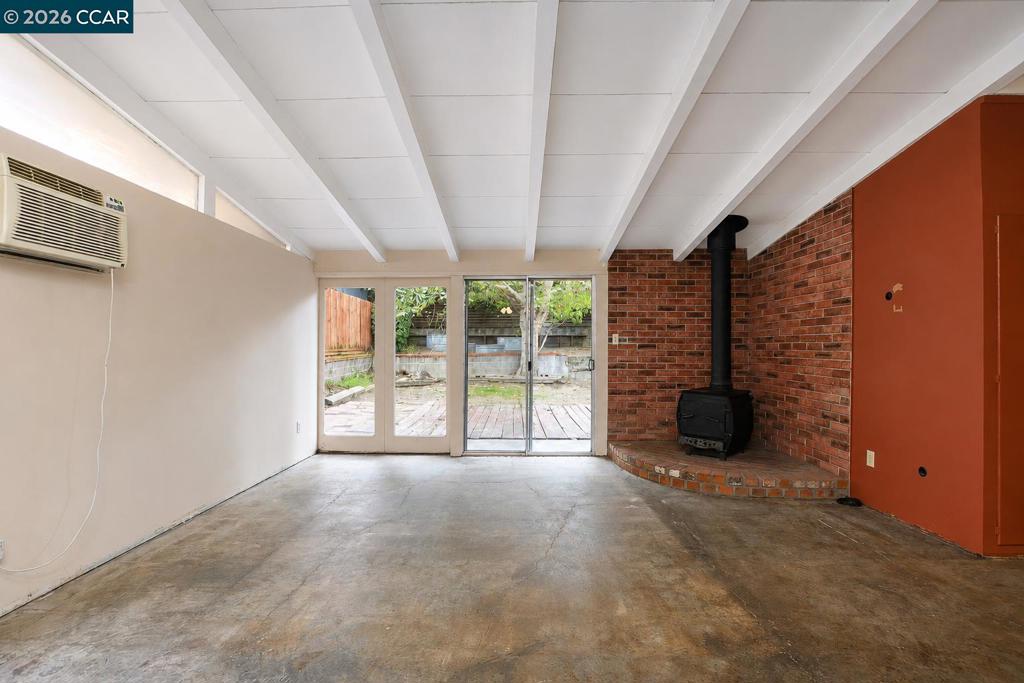 3214 Pine St. Property Photo 5