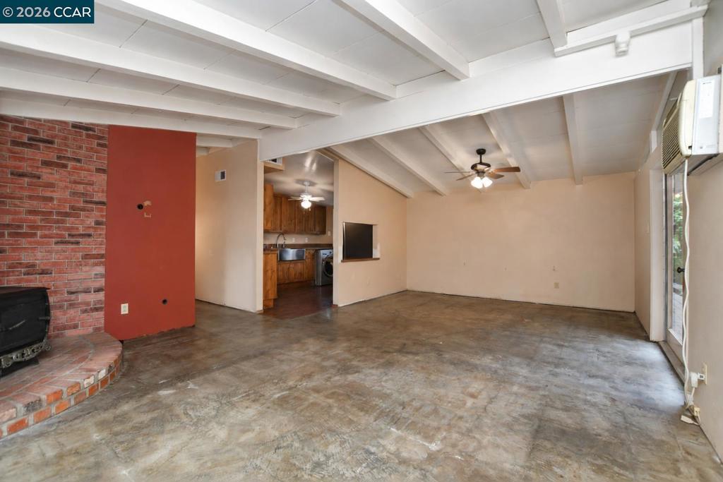 3214 Pine St. Property Photo 6