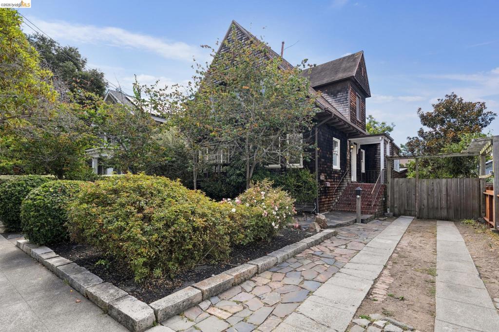 2730 Webster St Property Photo 1