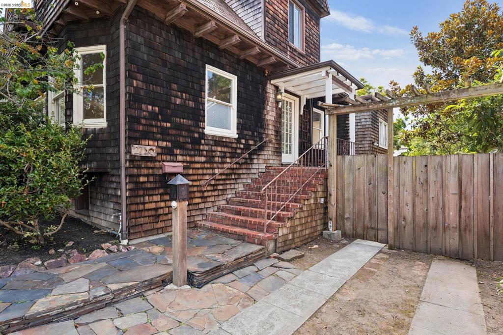2730 Webster St Property Photo 3