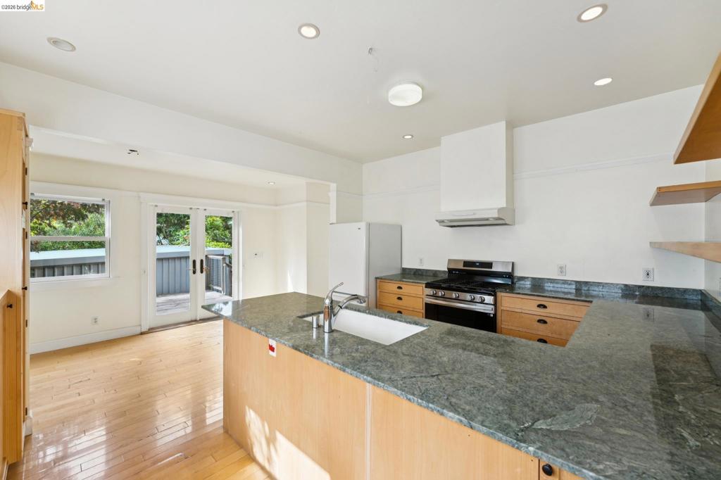 2730 Webster St Property Photo 17