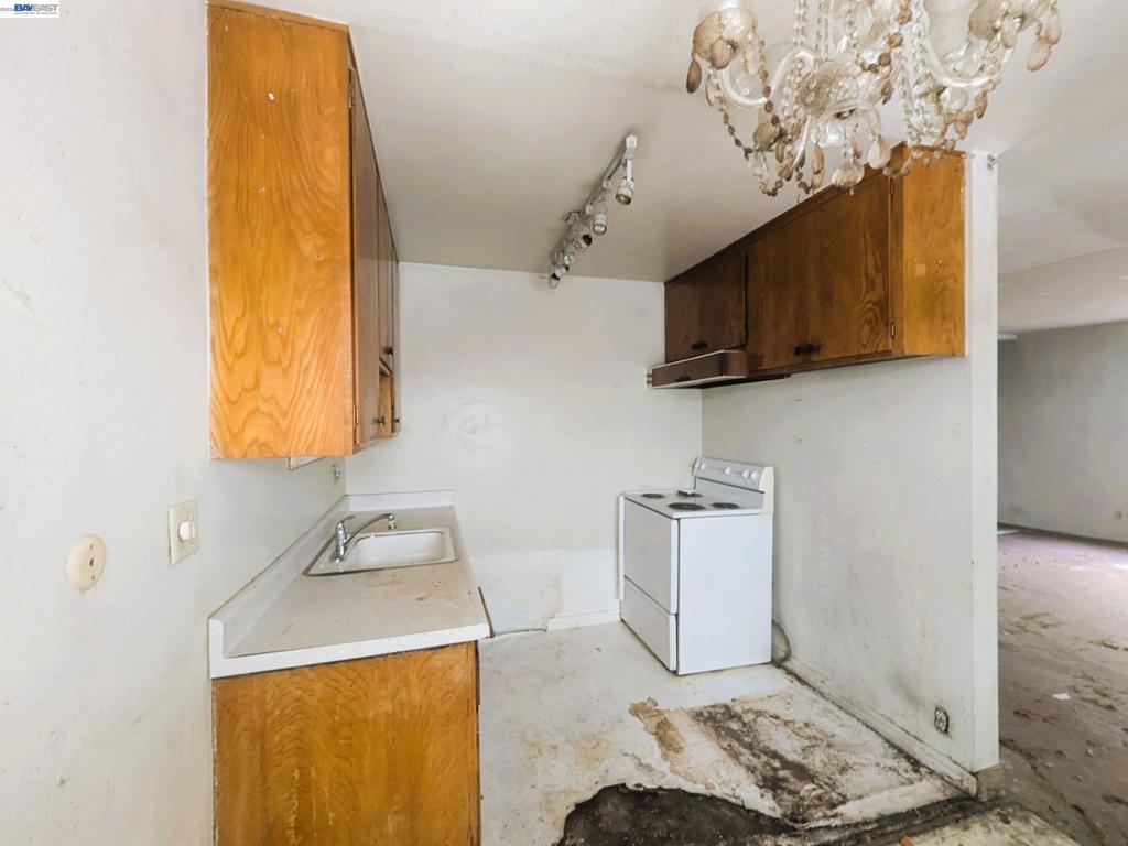 3877 Howe St 107 Property Photo 11
