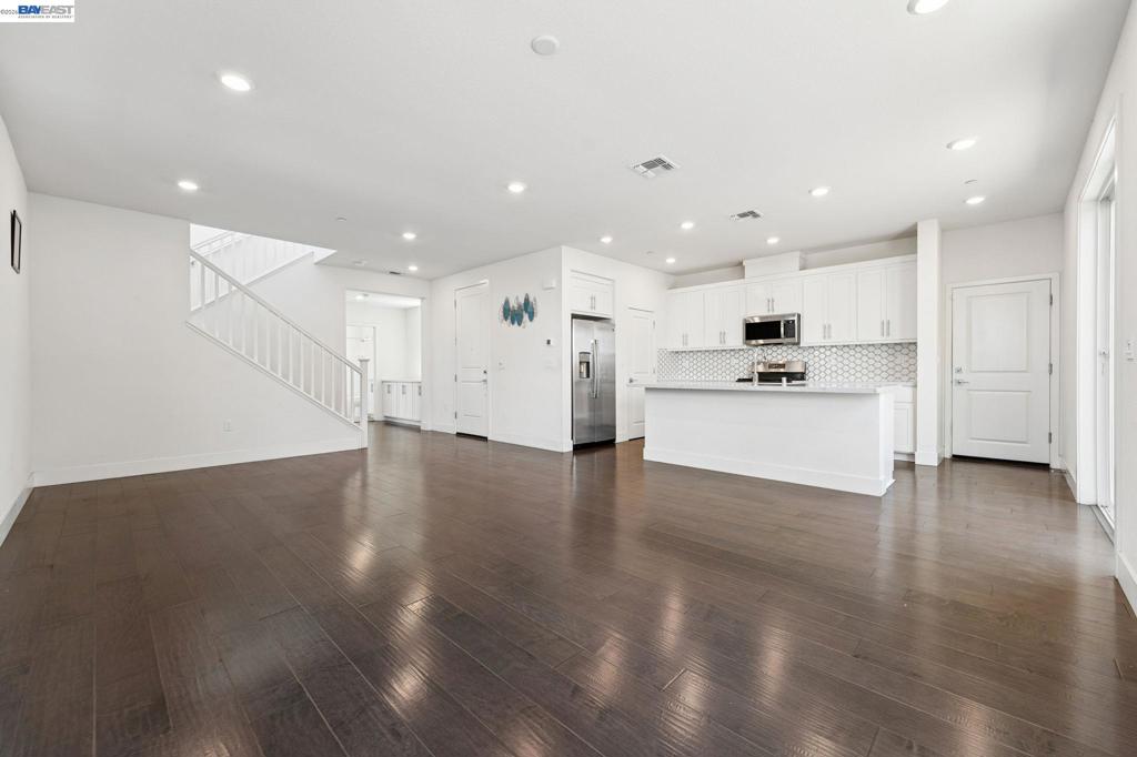 2107 Daimler St Property Photo 4