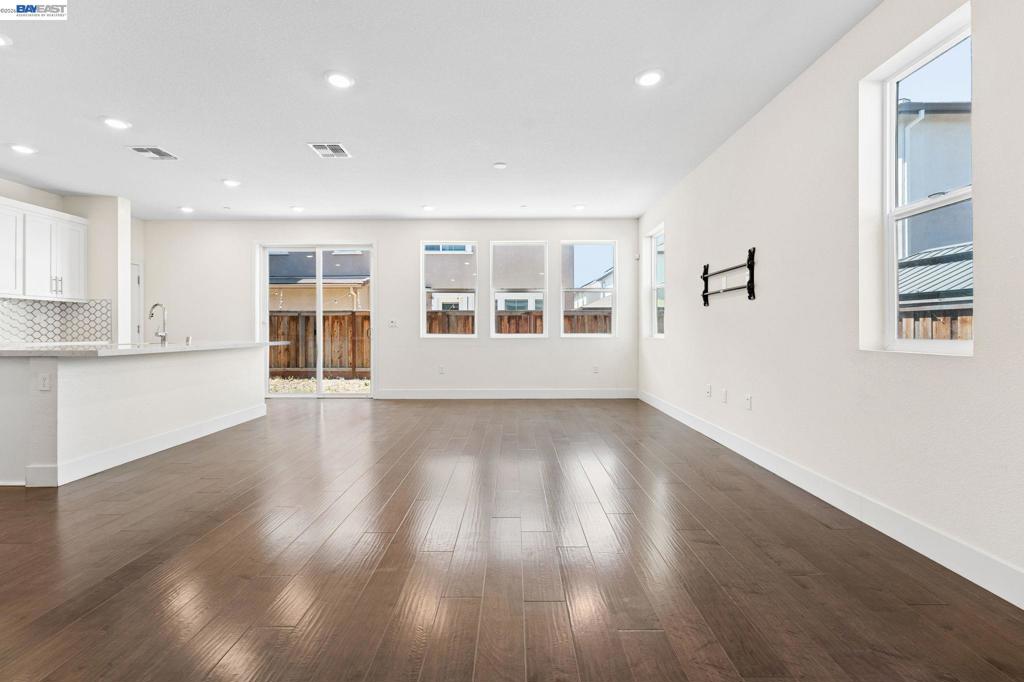 2107 Daimler St Property Photo 5