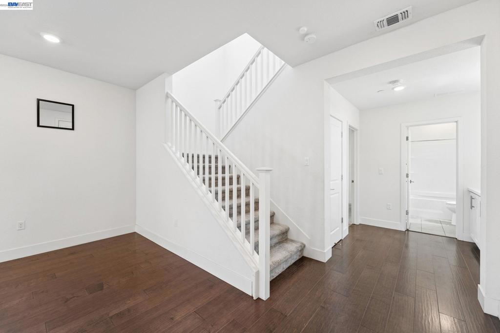 2107 Daimler St Property Photo 12