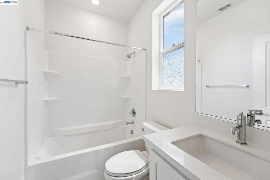 2107 Daimler St Property Photo 16