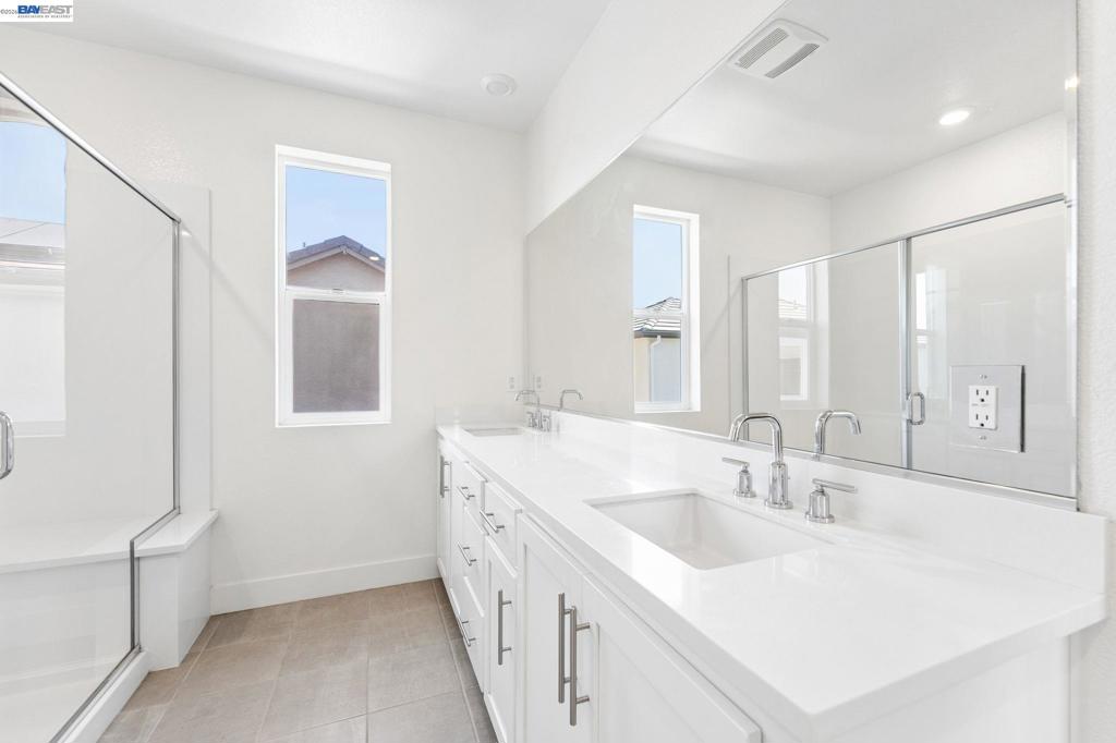 2107 Daimler St Property Photo 33