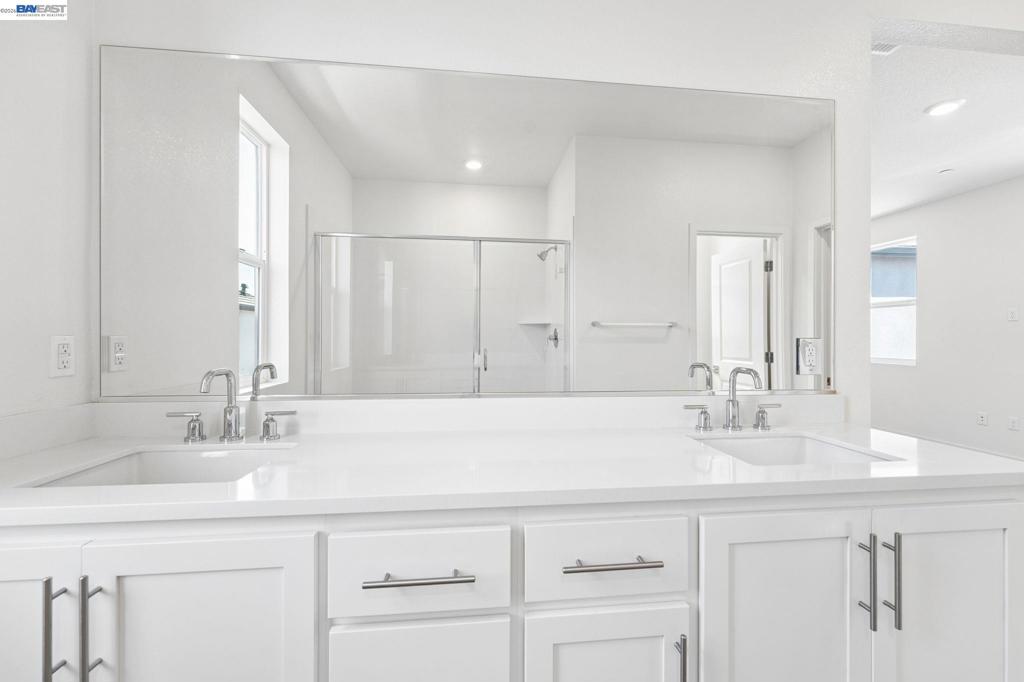 2107 Daimler St Property Photo 34