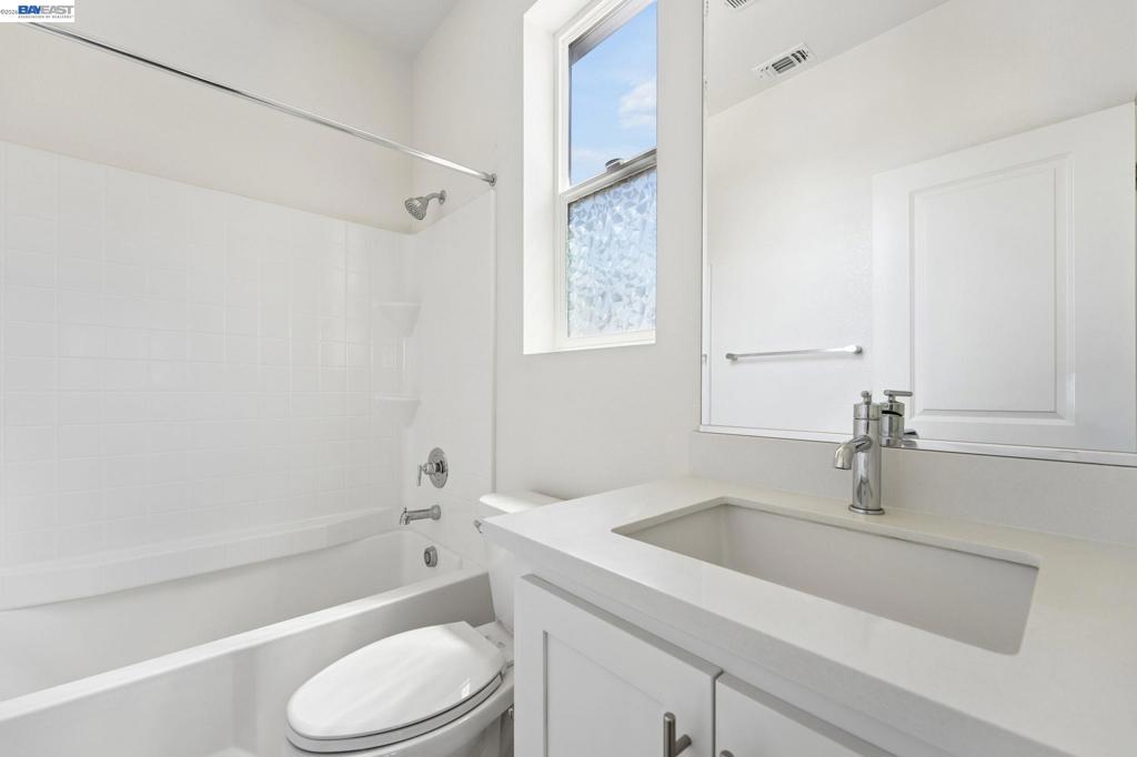 2107 Daimler St Property Photo 41