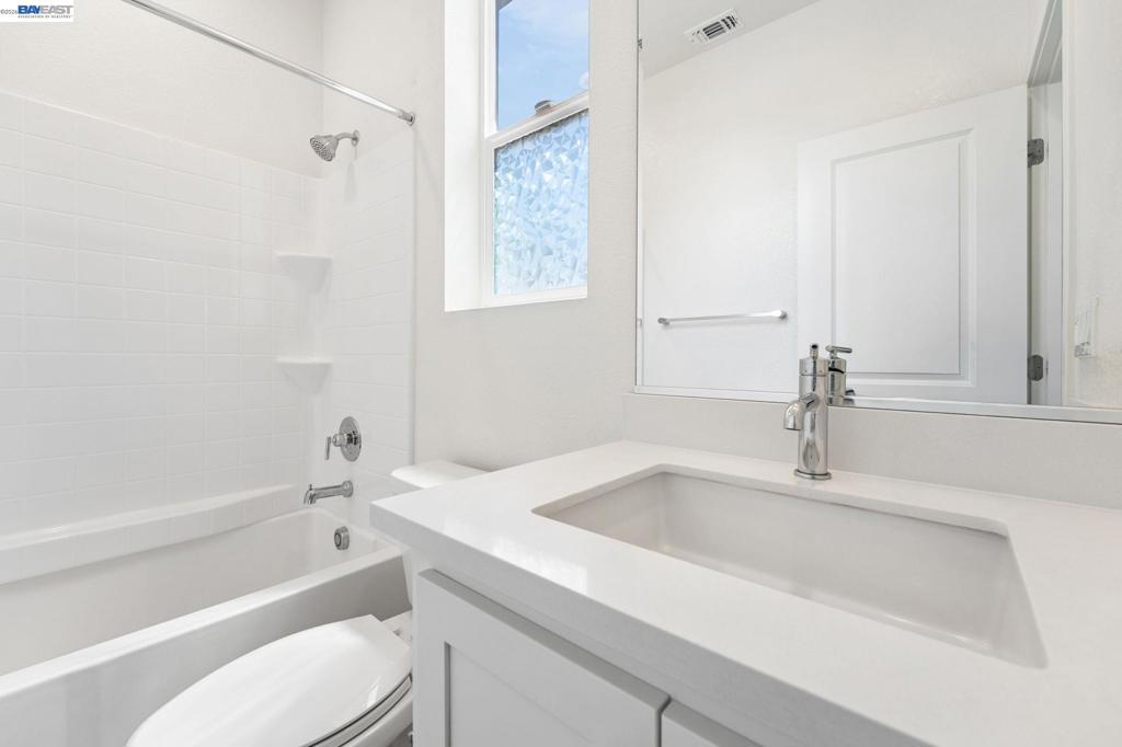 2107 Daimler St Property Photo 42