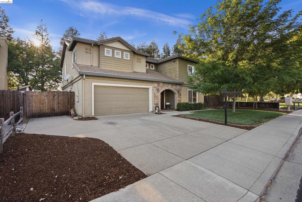 1049 Meadowgate Way Property Photo 3