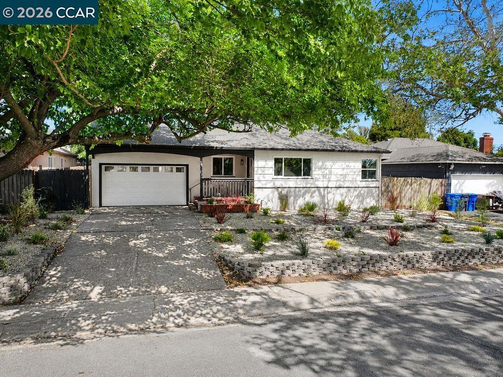 1024 Mariposa St Property Photo 2