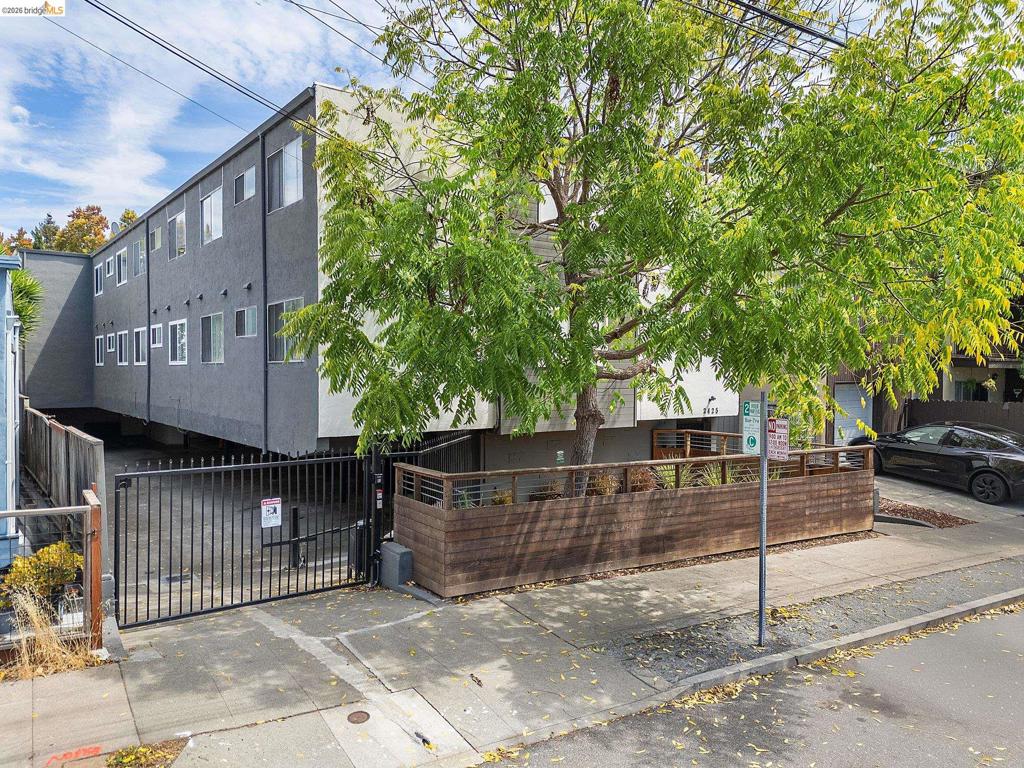 2425 Grant St Property Photo 2
