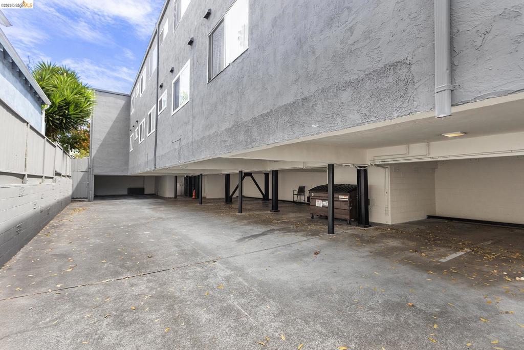2425 Grant St Property Photo 3