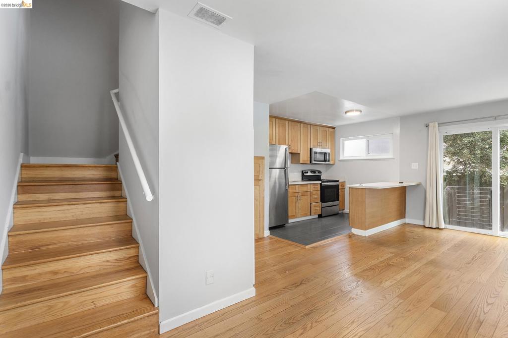 2425 Grant St Property Photo 4