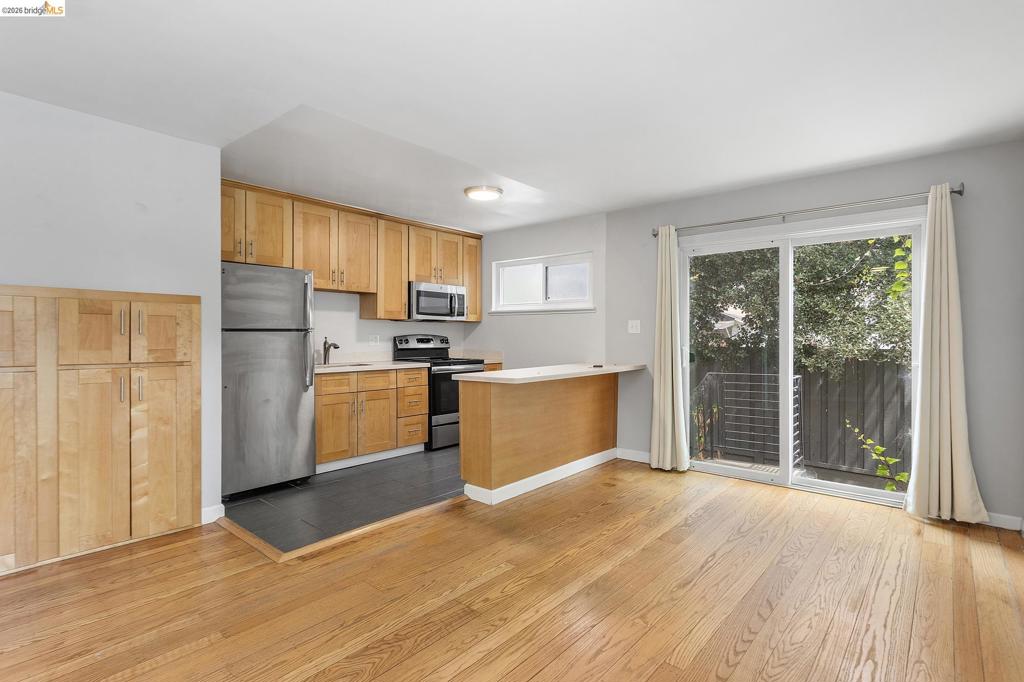 2425 Grant St Property Photo 5