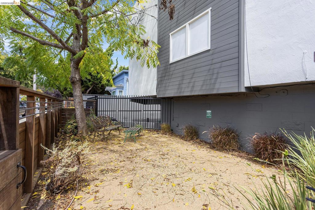 2425 Grant St Property Photo 24