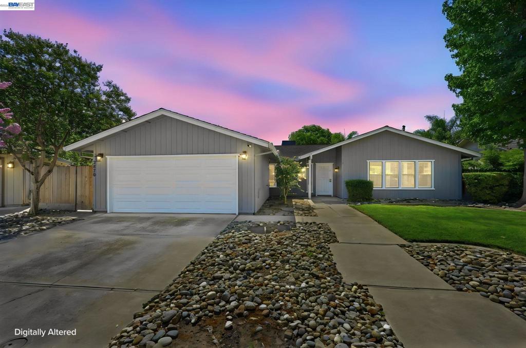 2870 Smoke Tree Cir Property Photo 3