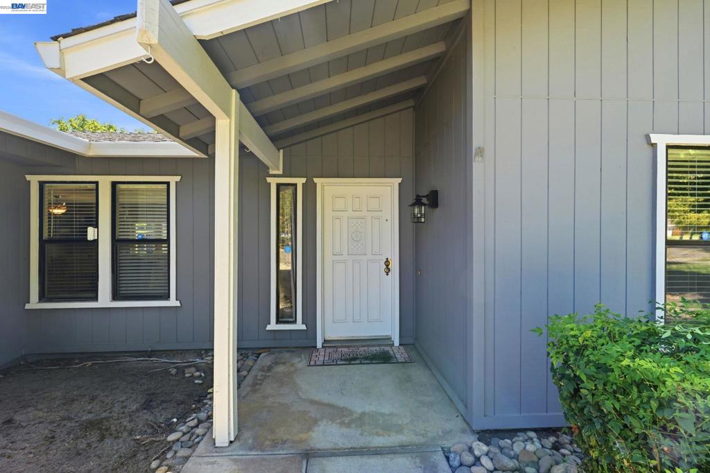 2870 Smoke Tree Cir Property Photo 4