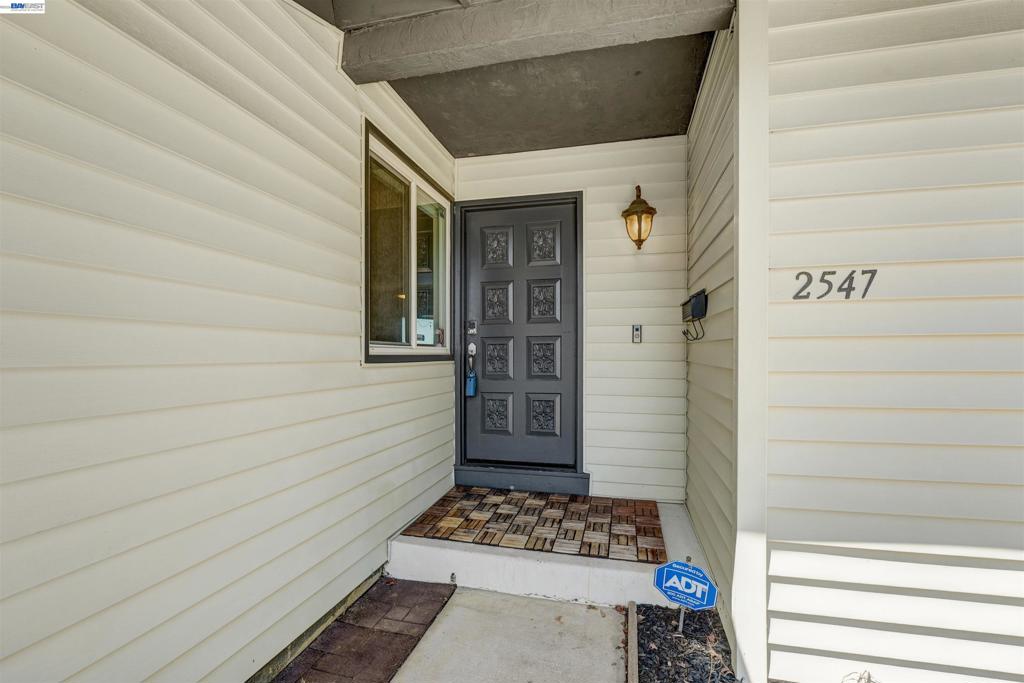 2547 Silvercrest Ct Property Photo 3