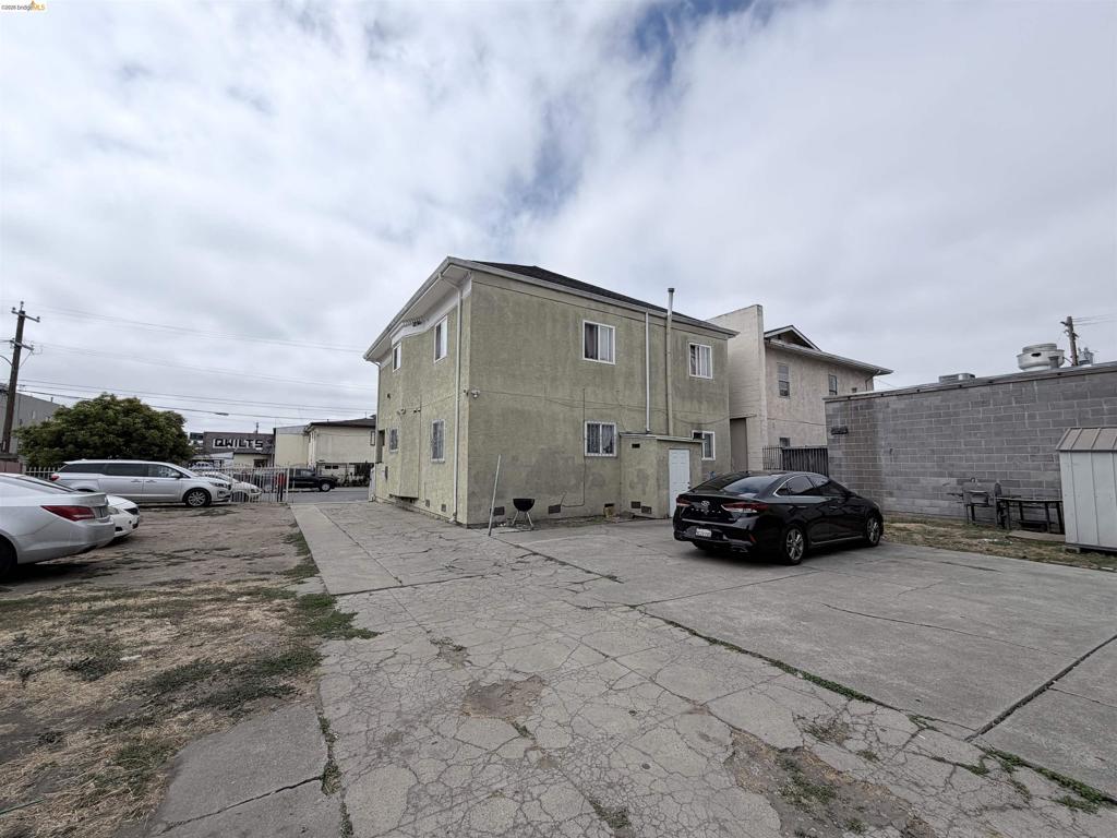 890 31st St Property Photo 5