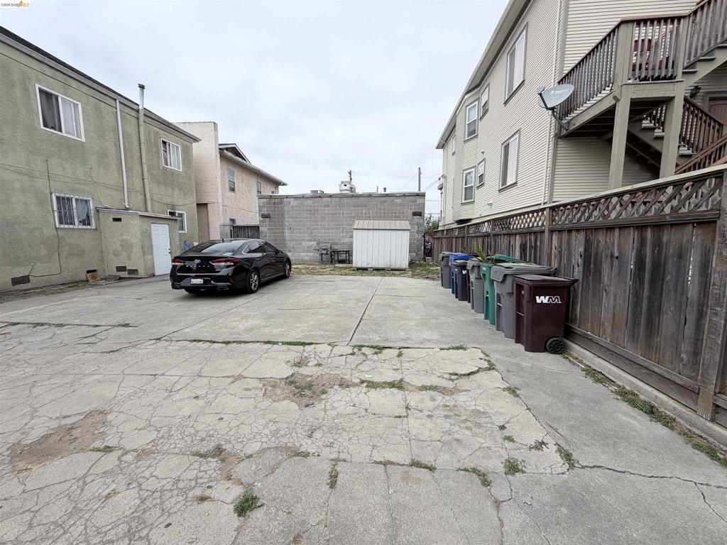 890 31st St Property Photo 6