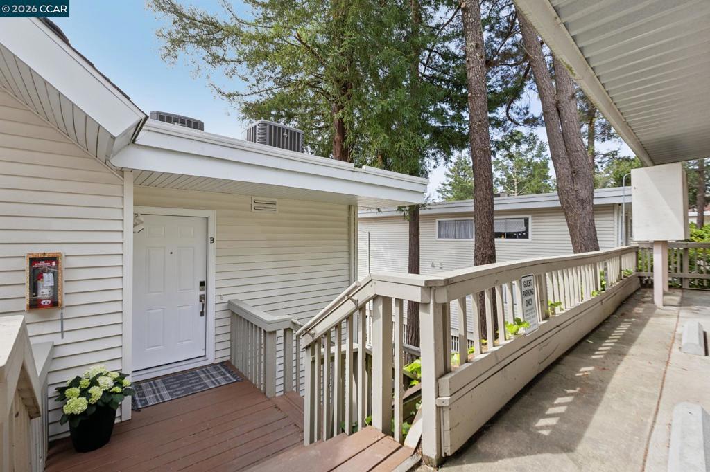 122 Ascot Ct B Property Photo 4