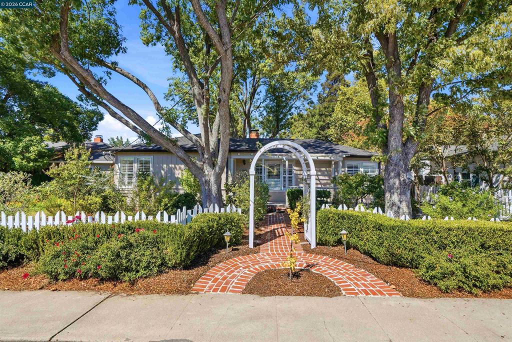 148 Roslyn Dr