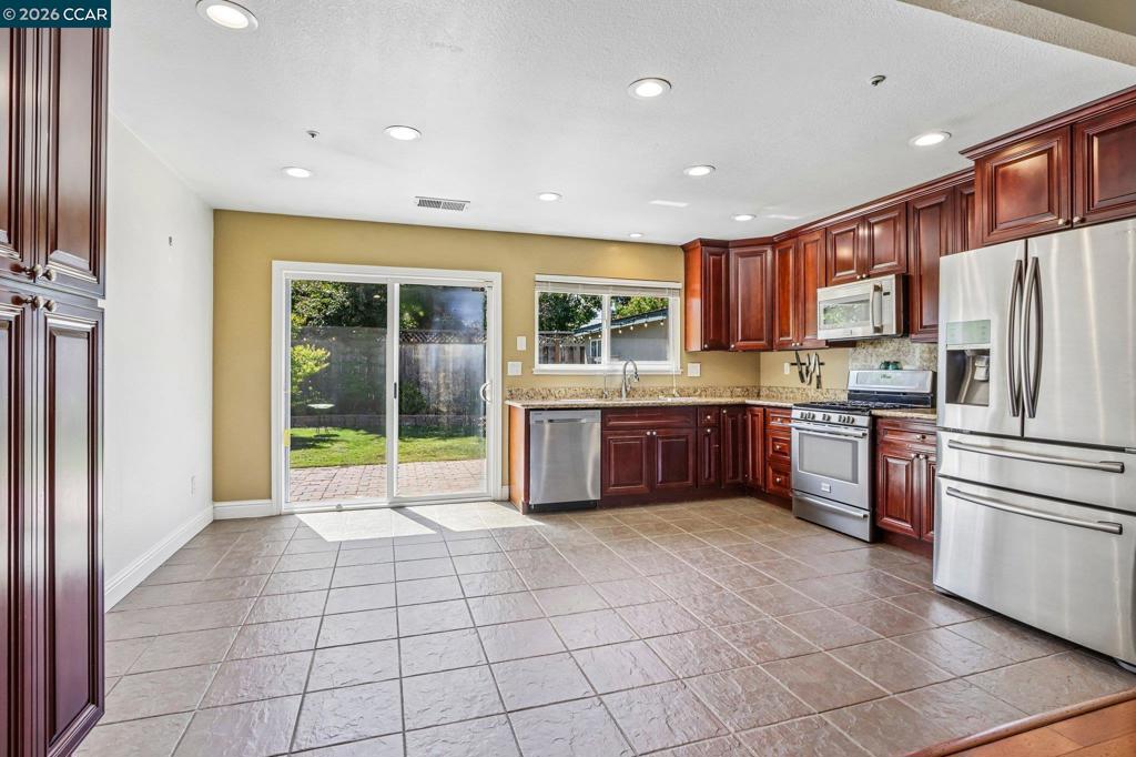 3903 Silver Oaks Way Property Photo 8