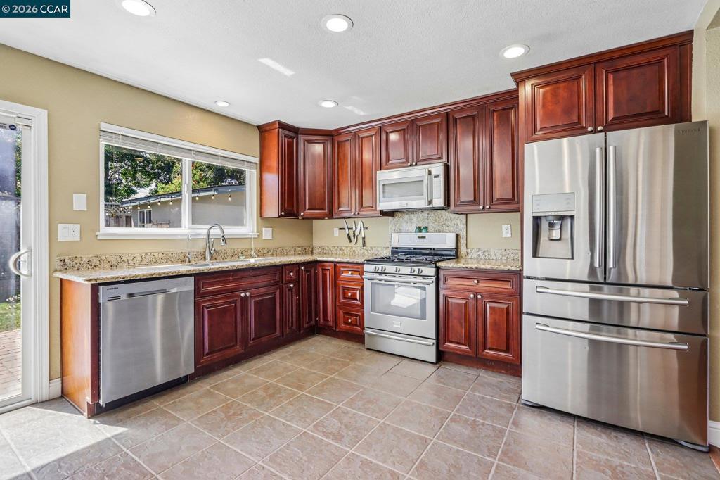 3903 Silver Oaks Way Property Photo 9
