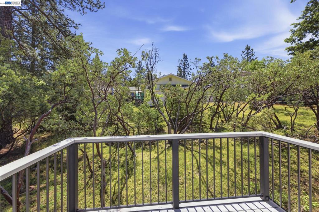 12017 Hillhurst Cir Property Photo 17