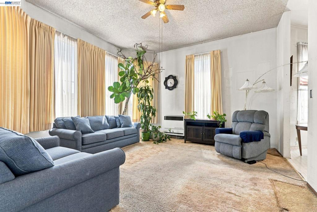 1631 Linden St Property Photo 4