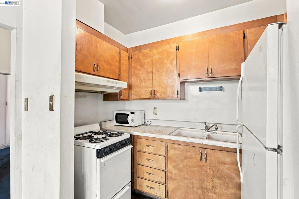 1631 Linden St Property Photo 10