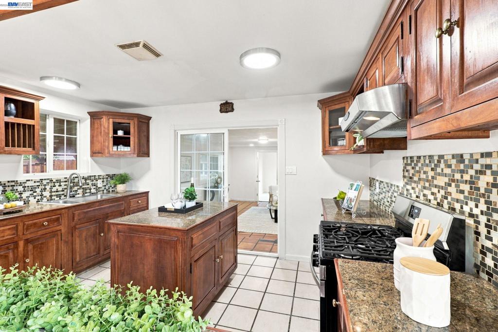 824 Moraga Dr Property Photo 9