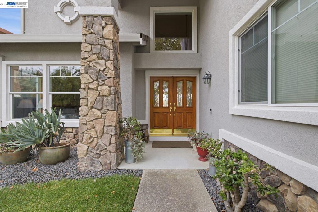 5444 Southwood Way Property Photo 3
