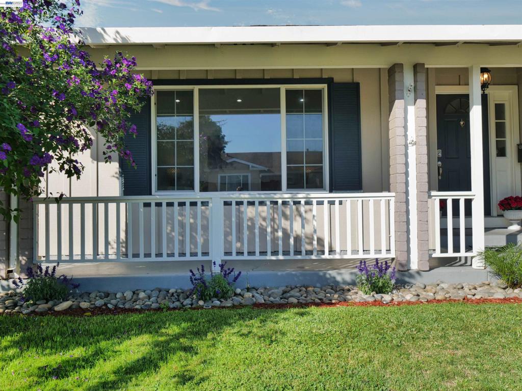 35831 Caxton Pl Property Photo 4