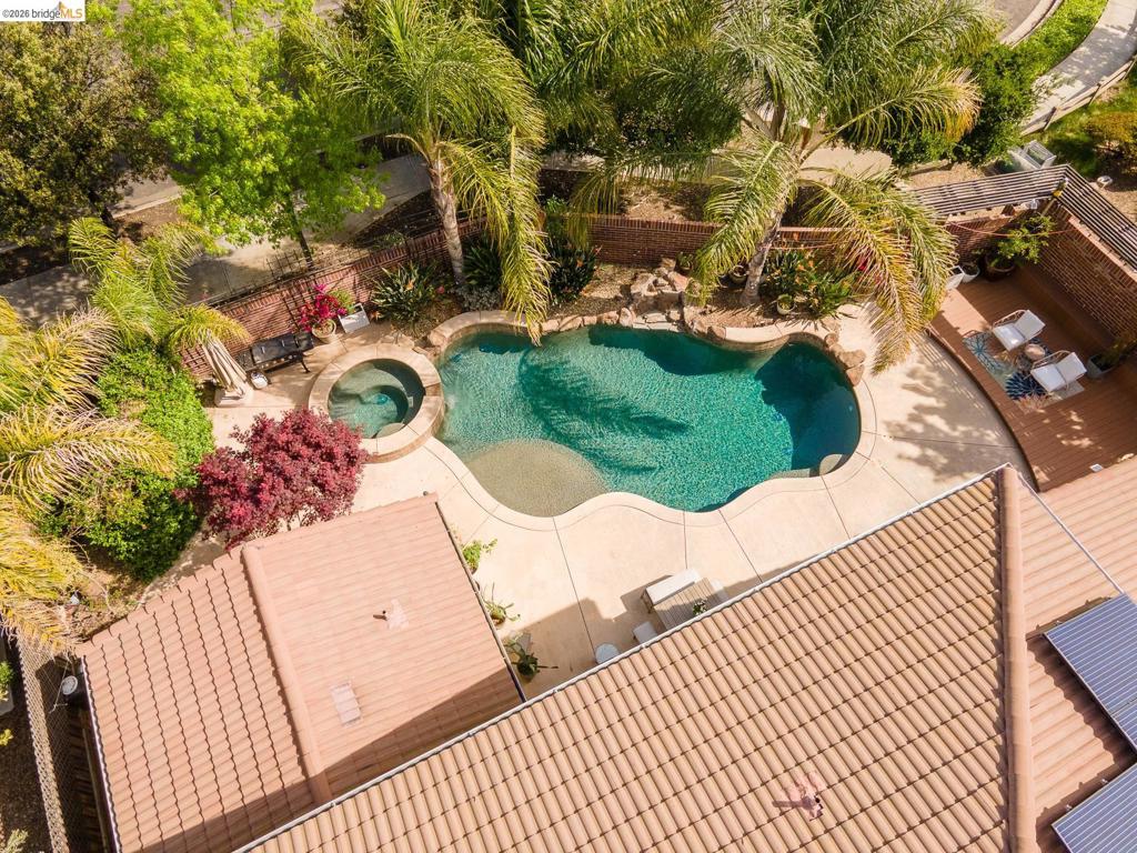 719 Monte Verde Ln Property Photo 3