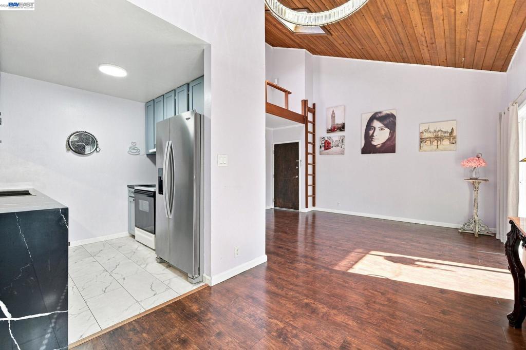 2716 Oak Rd 111 Property Photo 4