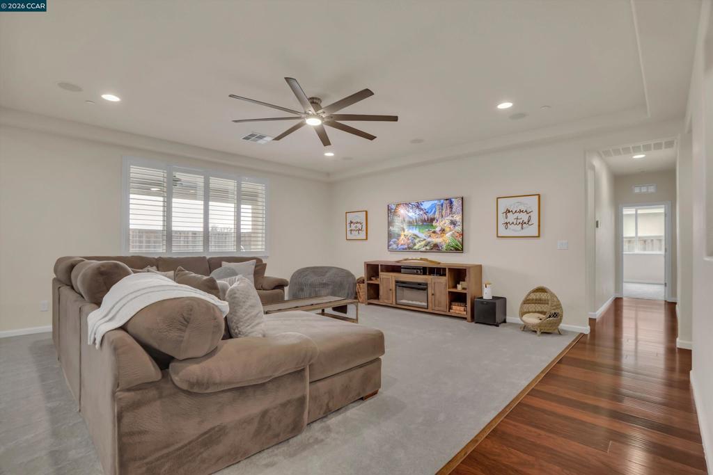 816 Pathfinder Property Photo 18