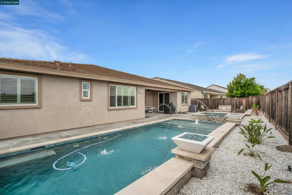 816 Pathfinder Property Photo 38