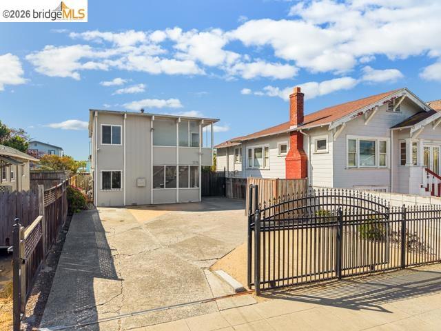 1226 Haskell St Property Photo 3