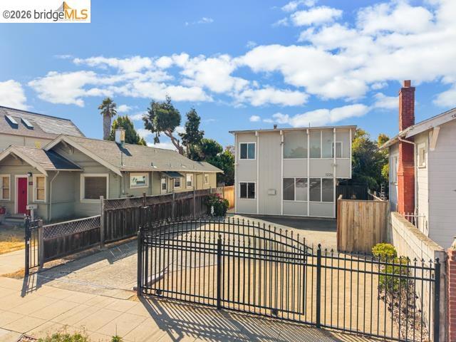 1226 Haskell St Property Photo 4