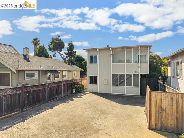 1226 Haskell St Property Photo 5
