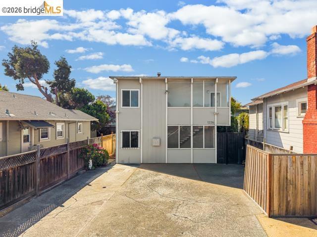 1226 Haskell St Property Photo 6