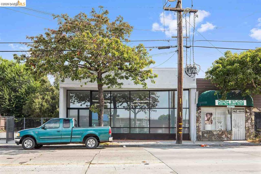 2968 Macarthur Blvd Property Photo 1